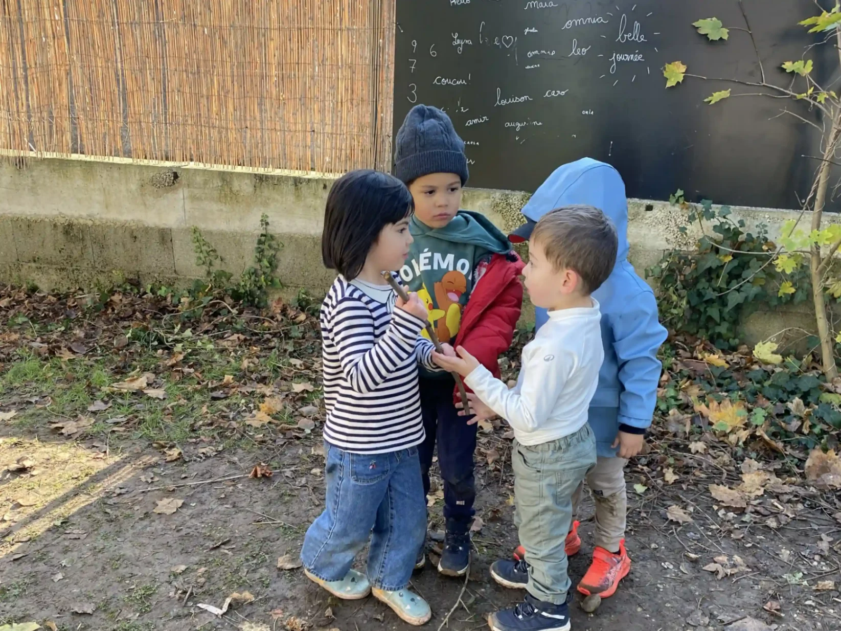 Deux enfants lisant ensemble avec des affichages alphabet bilingue