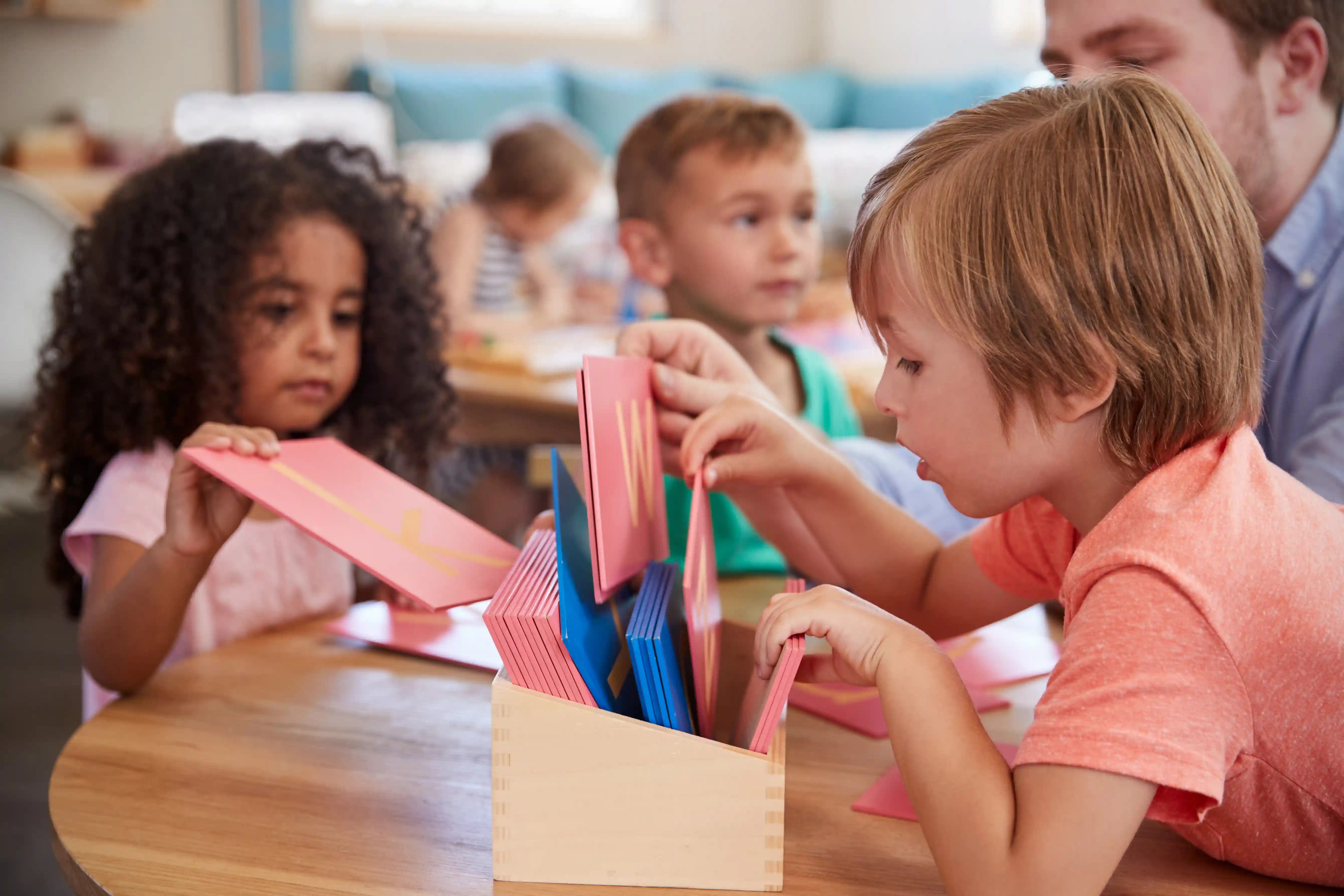 Salle de classe Montessori Junior Academy avec matériel sensoriel en bois
