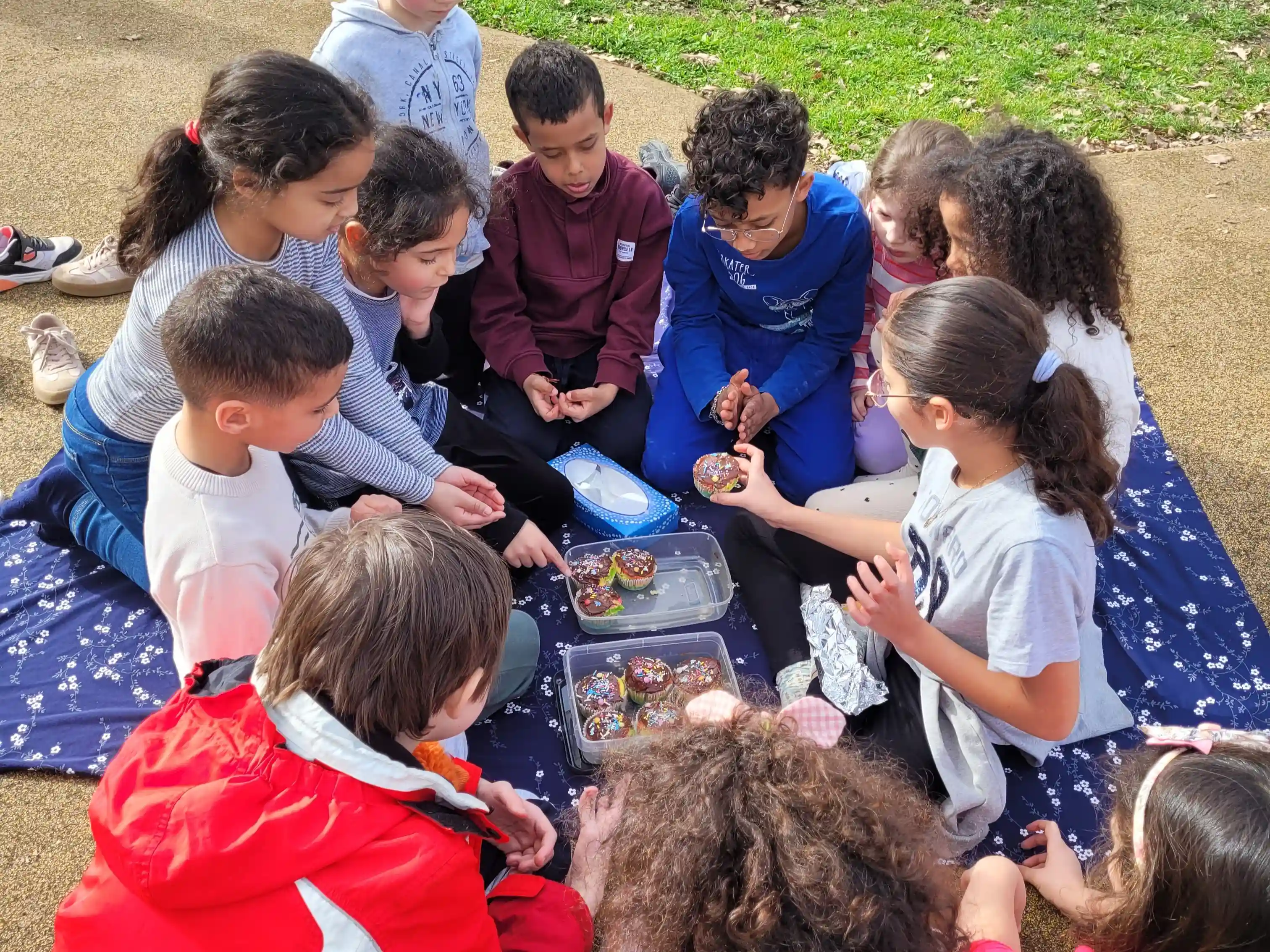 Enfants en stage thématique pendant les vacances