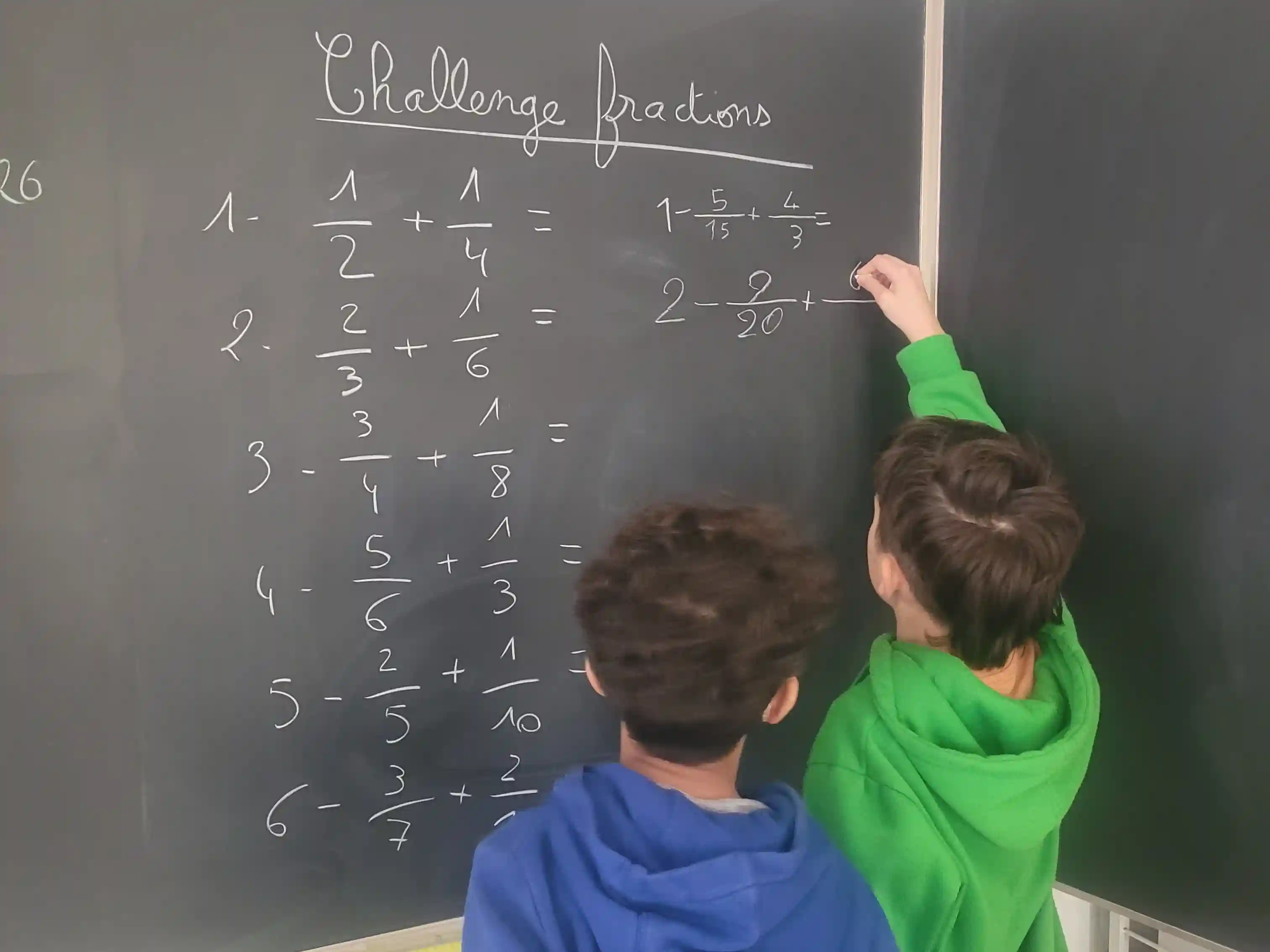 Petit groupe d'enfants accompagné par une éducatrice