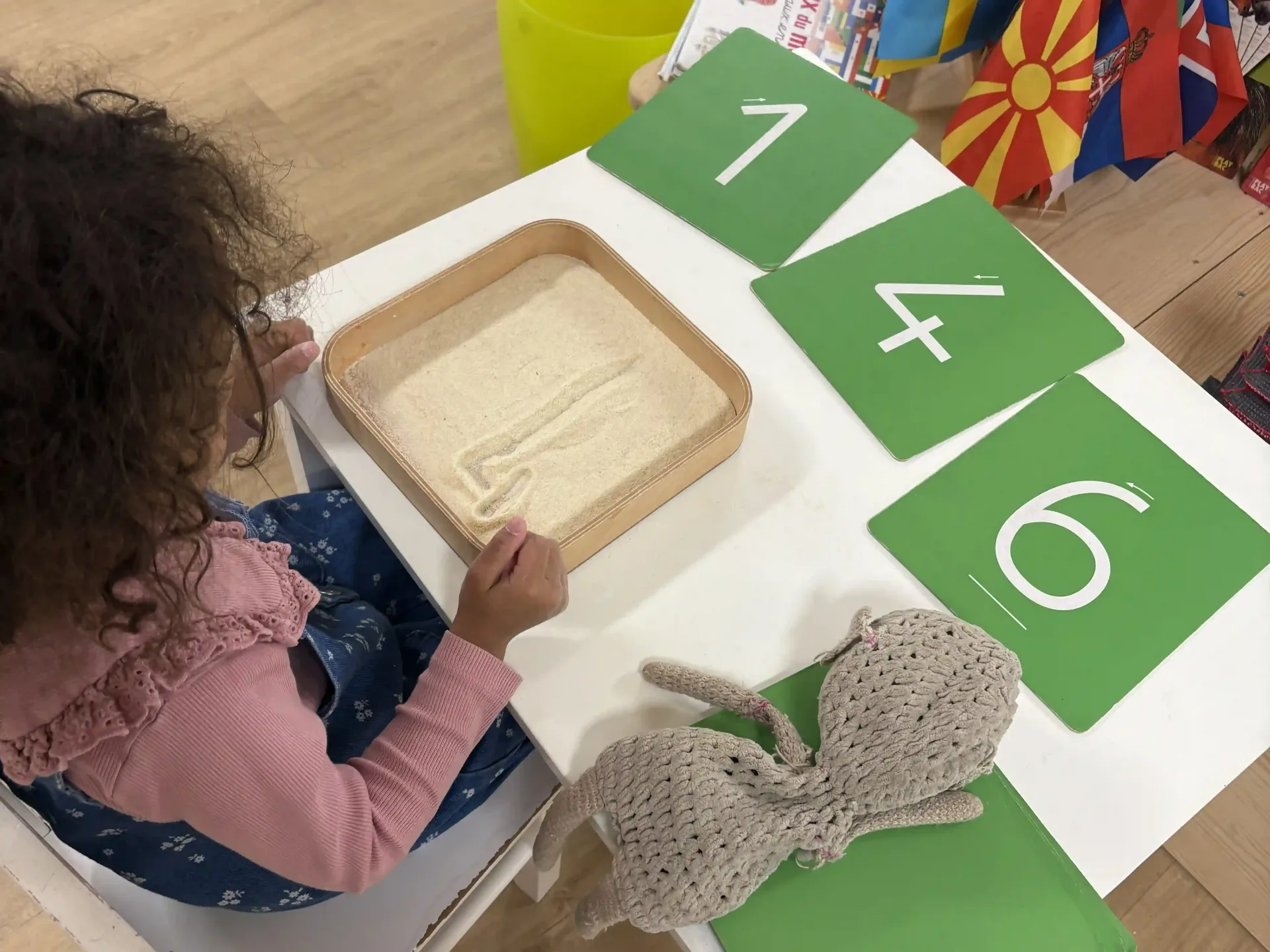 Enfant manipulant du matériel Montessori en bois